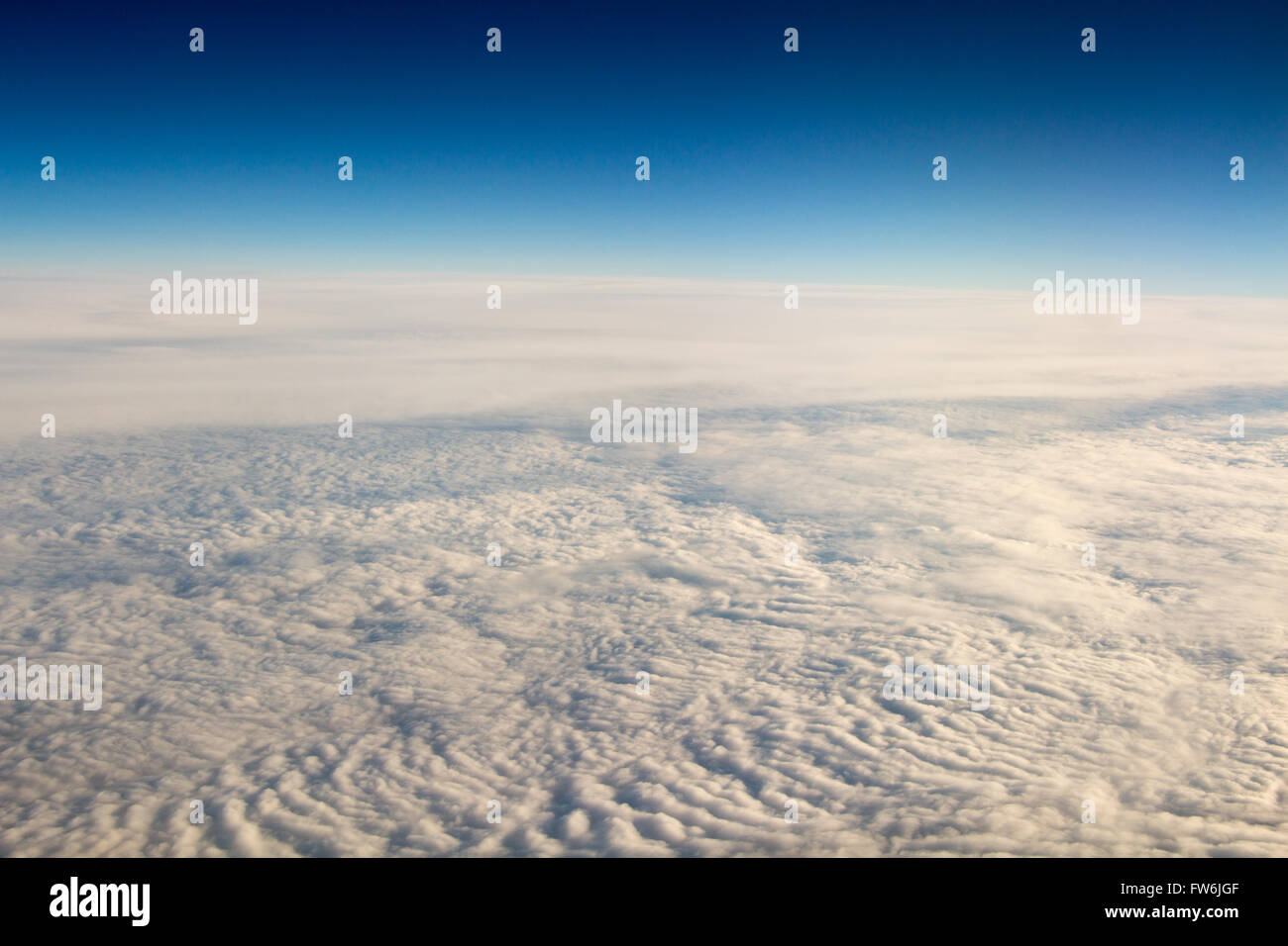 Le nuvole e il cielo come visto attraverso la finestra di un aeromobile/aereo Foto Stock