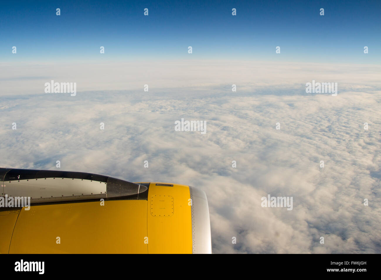 Le nuvole e il cielo come visto attraverso la finestra di un aeromobile/aereo Foto Stock