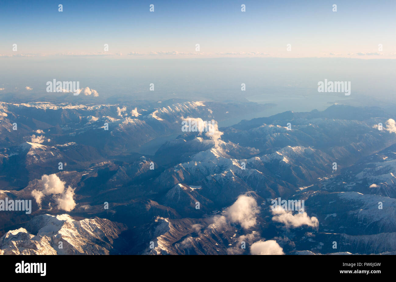 Le nuvole e il cielo come visto attraverso la finestra di un aeromobile/aereo Foto Stock