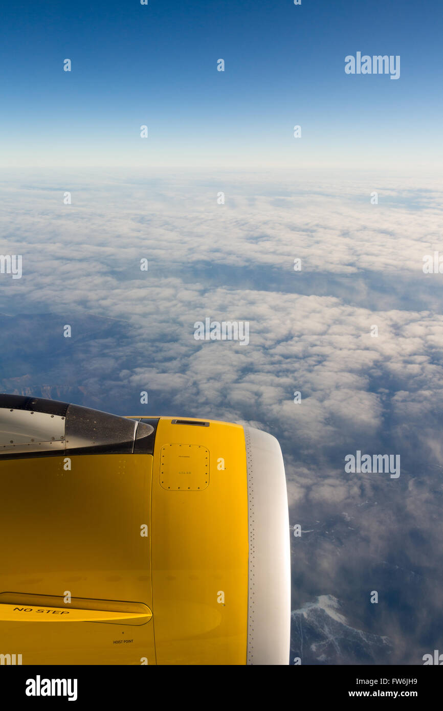 Le nuvole e il cielo come visto attraverso la finestra di un aeromobile/aereo Foto Stock