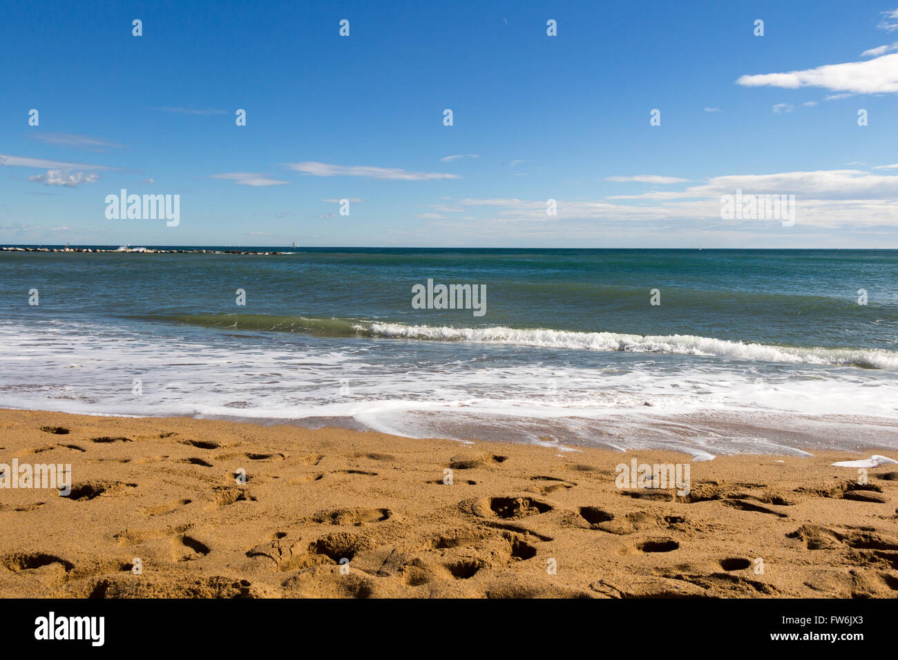 Mare spiaggia blue sky sabbia sun daylight relax punto di vista del paesaggio per progettare una cartolina e calendario Foto Stock