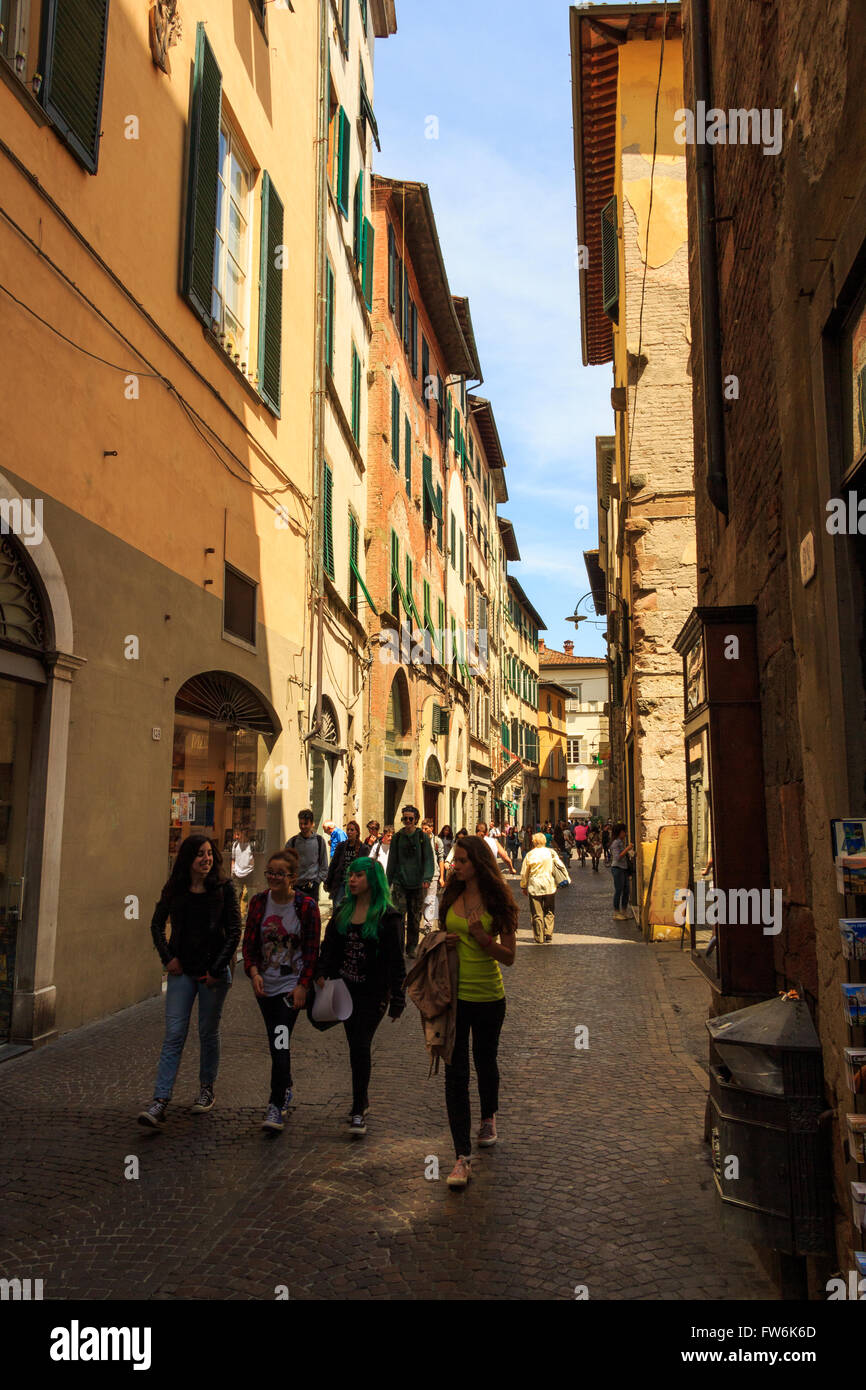 Strada stretta nella fortezza medievale di Lucca, Puccini' s home town Foto Stock