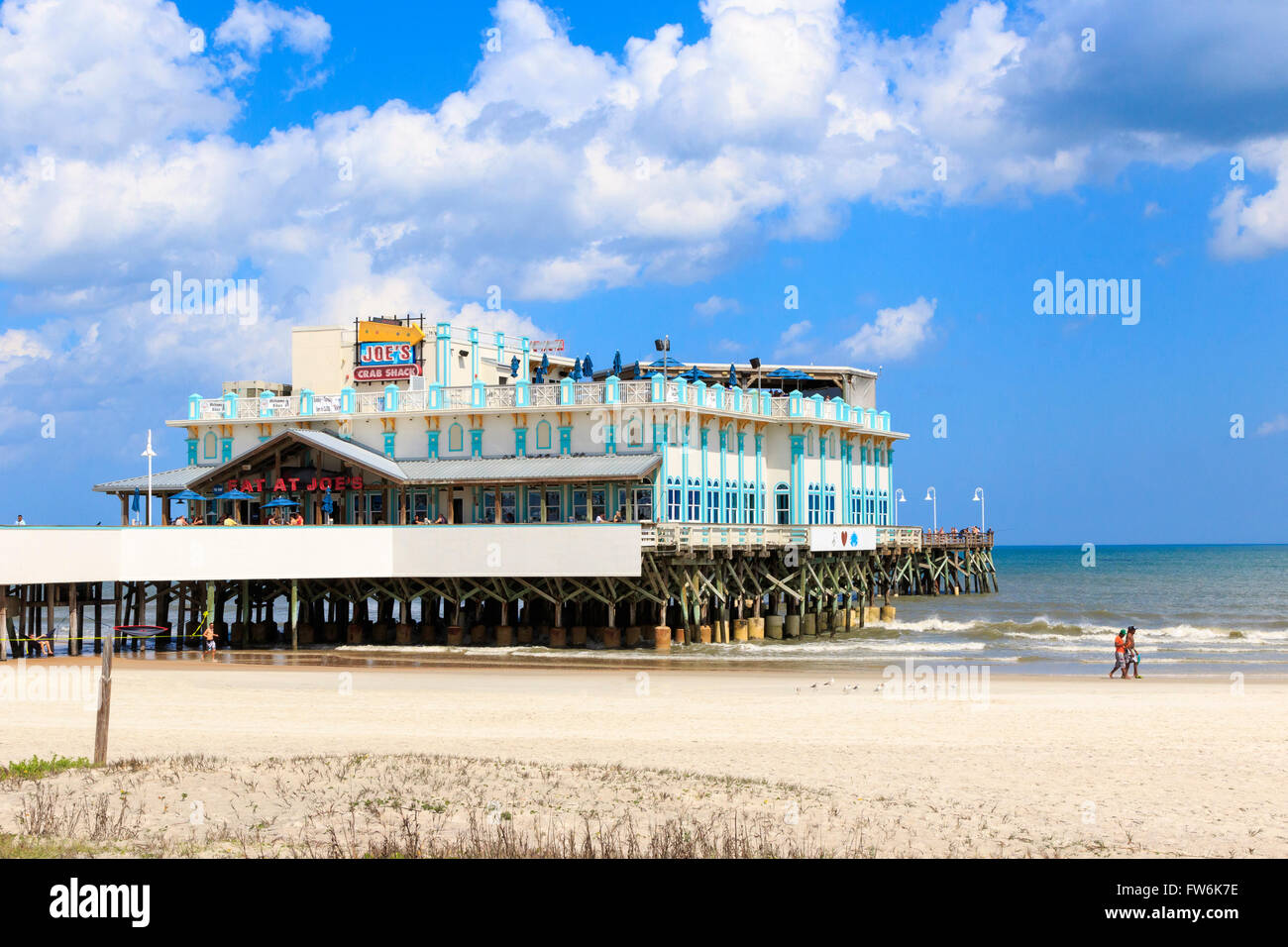 Daytona Beach con turisti e lucertole da mare, Florida, America, Stati Uniti d'America e il molo tradizionale in background. Foto Stock