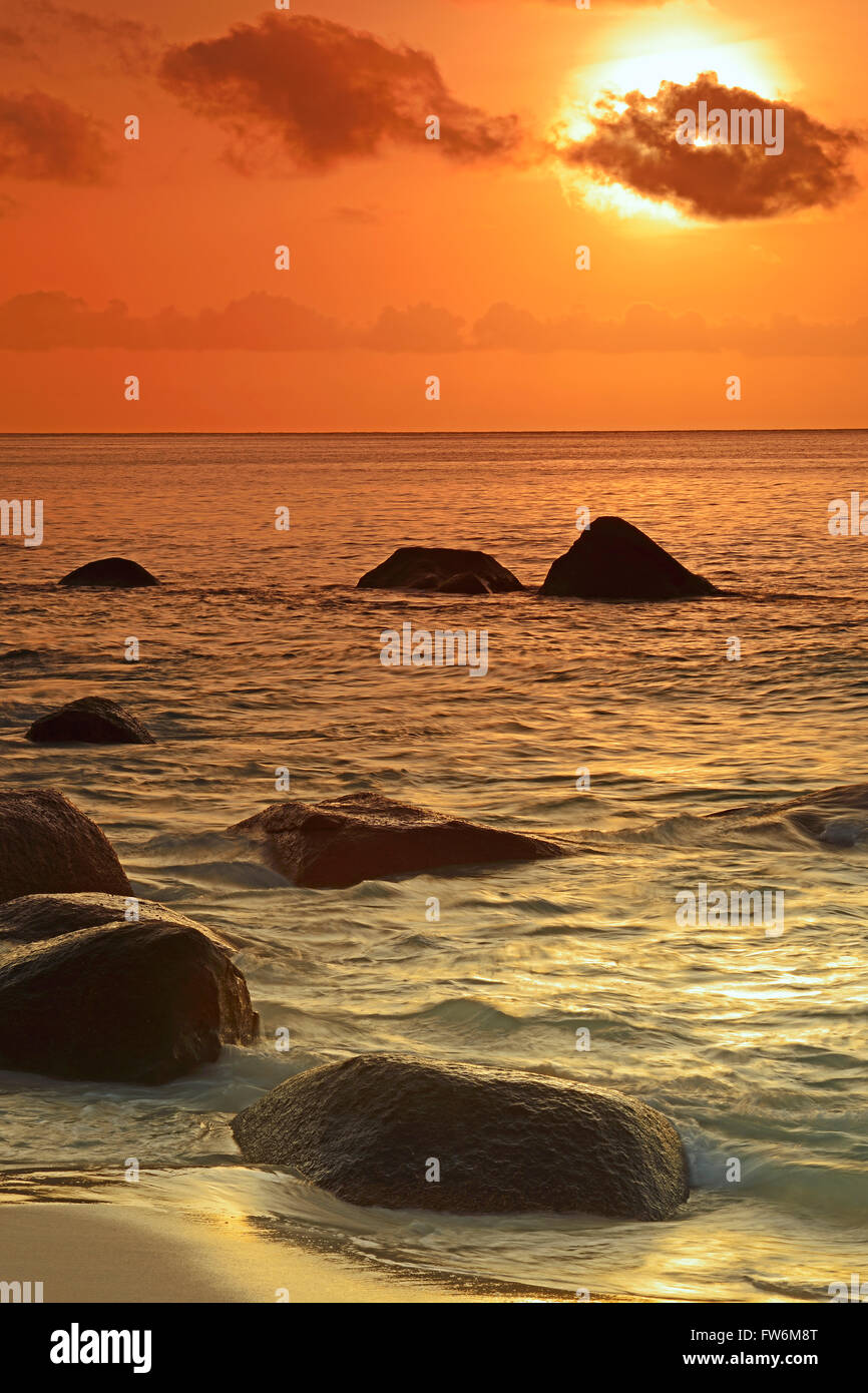 Sonnenuntergang am Anse Lazio, Langzeitbelichtung, Insel Praslin, Seychellen Foto Stock