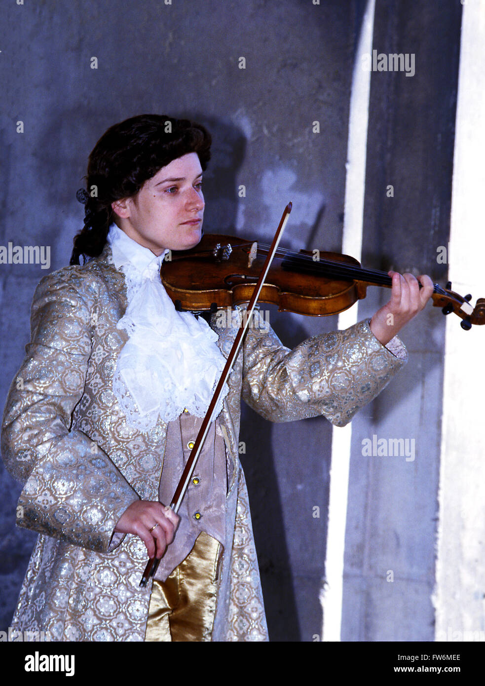 Strumenti. Le stringhe. Il violino. Violino classico player in Mozart costume a Salisburgo per Salter. Foto Stock