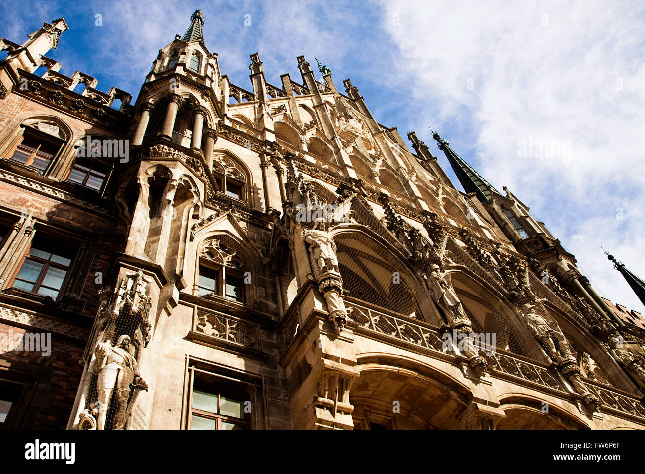Monaco di Baviera, Germania - dettaglio della bella architettura in stile gotico del municipio (Rathaus) nella Marienplatz di München Foto Stock