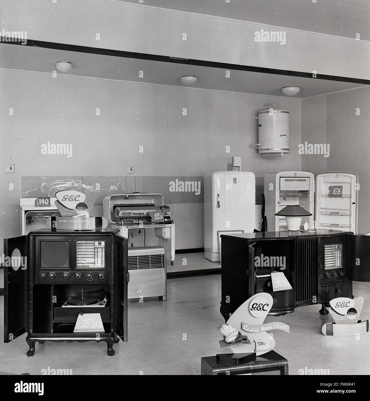 Anni Cinquanta foto storiche che mostra un display interno di prodotti elettrici realizzati dalla società industriale GEC. Foto Stock