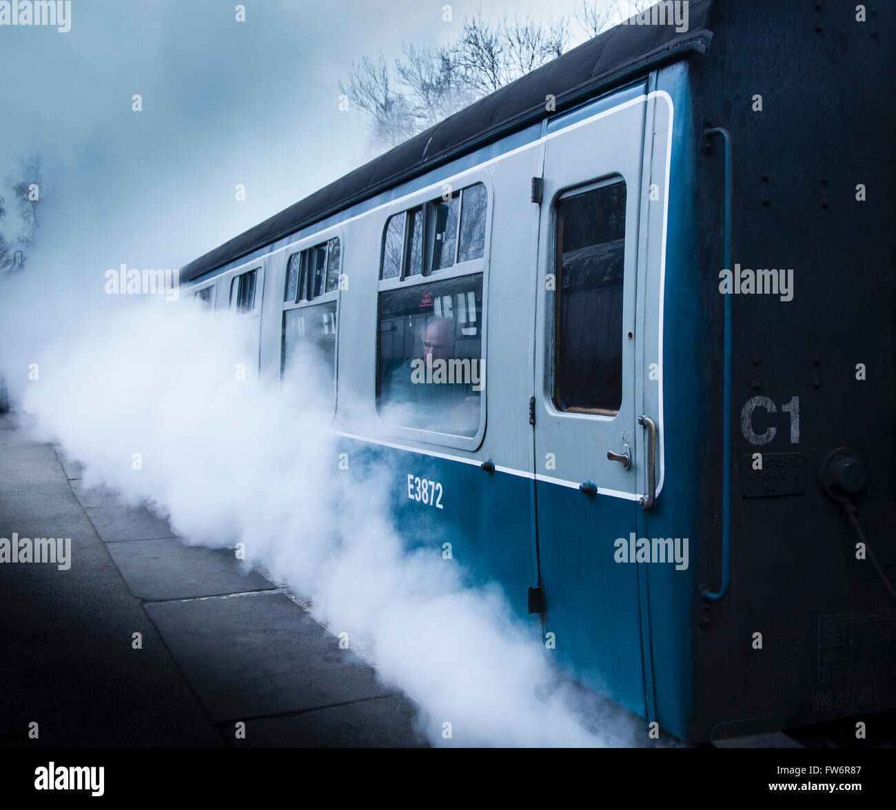 Il vecchio uomo seduto sul treno Foto Stock