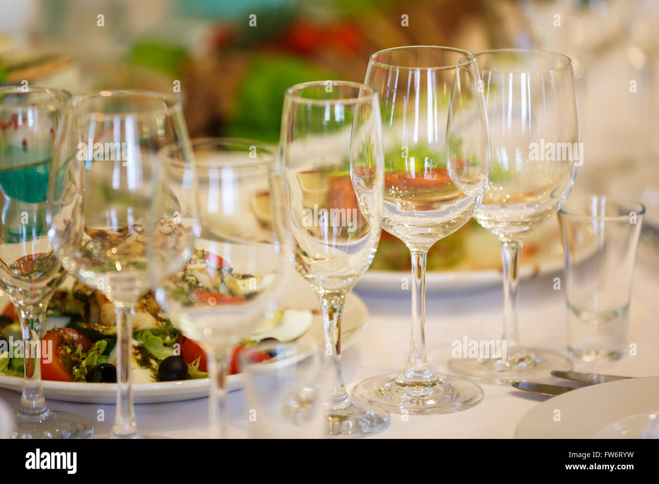 La tabella di banchetti con ristorante che serve prima di un banchetto di nozze Foto Stock