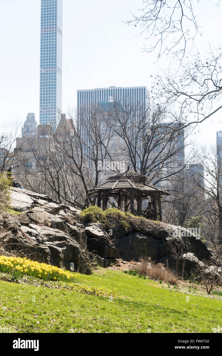 Gazebo in legno nel parco centrale con Skyline in background, NYC, STATI UNITI D'AMERICA Foto Stock Gazebo in legno nel parco centrale con Skyline in background, NYC, STATI UNITI D'AMERICA Foto Stock
