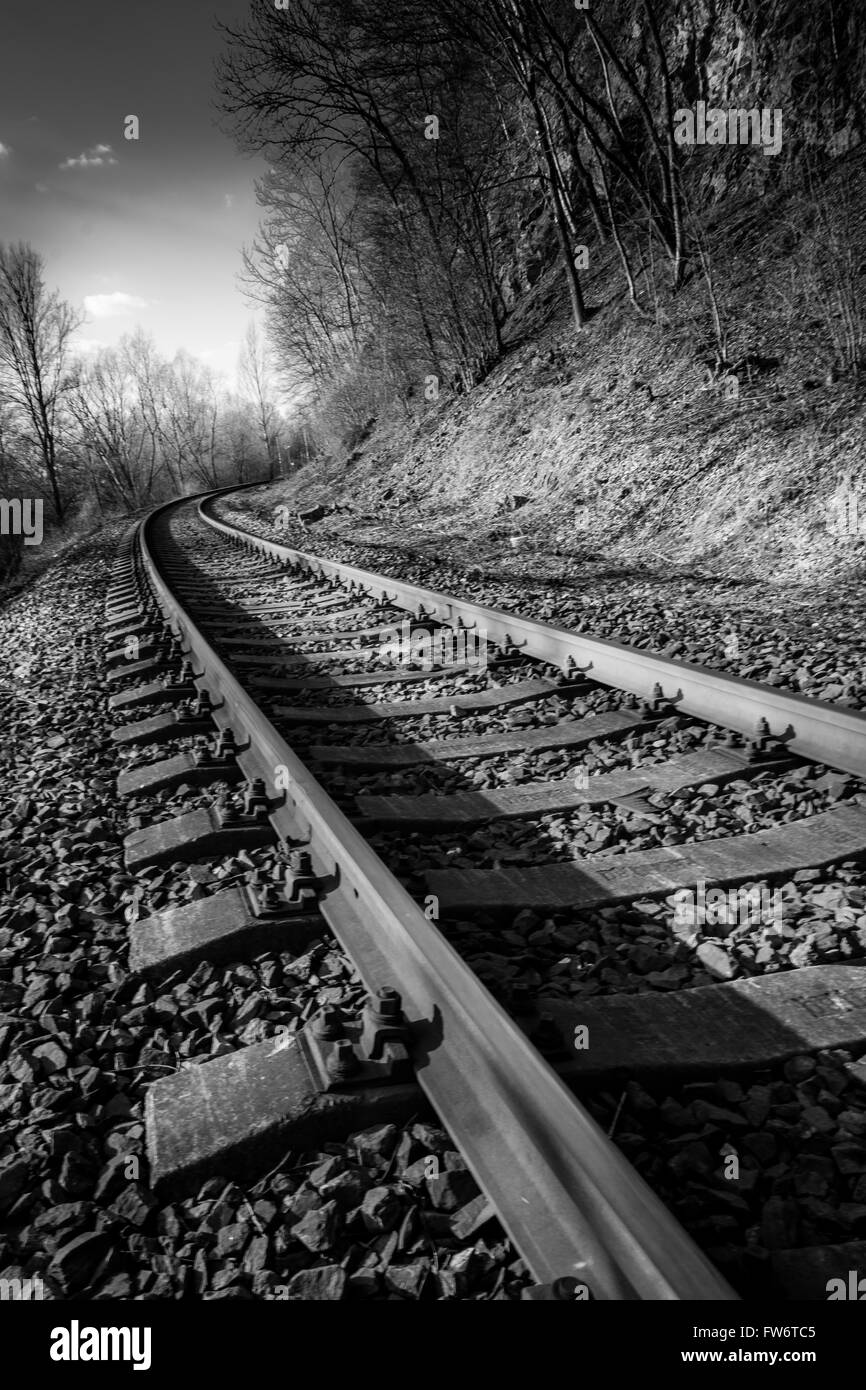 Binari del treno e del tramonto in bianco e nero Foto Stock