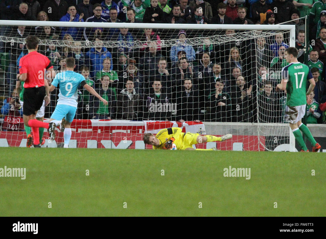 28 Marzo 2016 - Vauxhall sfida internazionale (gentile). Irlanda del Nord 1 La Slovenia 0. Roy Carroll - Irlanda del Nord Foto Stock