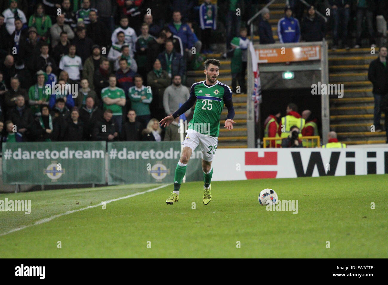 28 Marzo 2016 - Vauxhall sfida internazionale (gentile). Irlanda del Nord 1 La Slovenia 0. Michael Smith - Irlanda del Nord Foto Stock