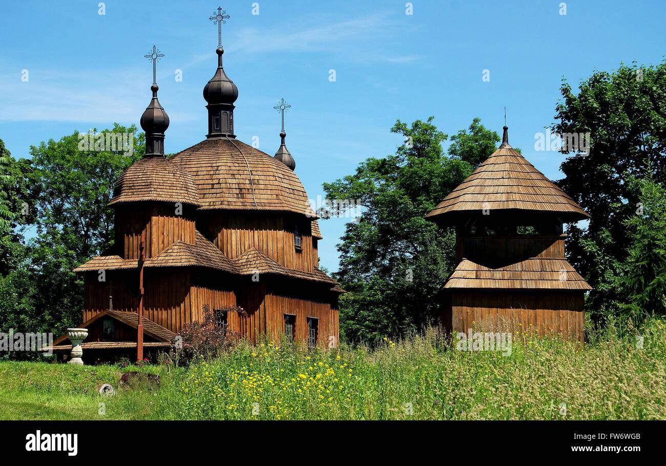 Lublin, Polonia: 1759 San Nicolas chiesa greco-ortodossa e il piccolo campanile in legno a livello regionale Museo Etnografico Foto Stock