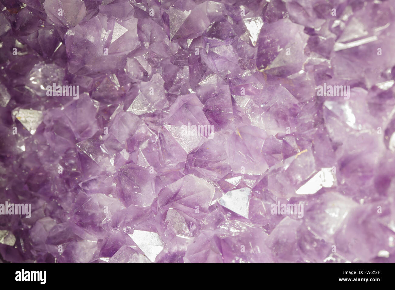 Ametista naturale sfondo di cristallo. L'ametista è una forma viola di quarzo Foto Stock