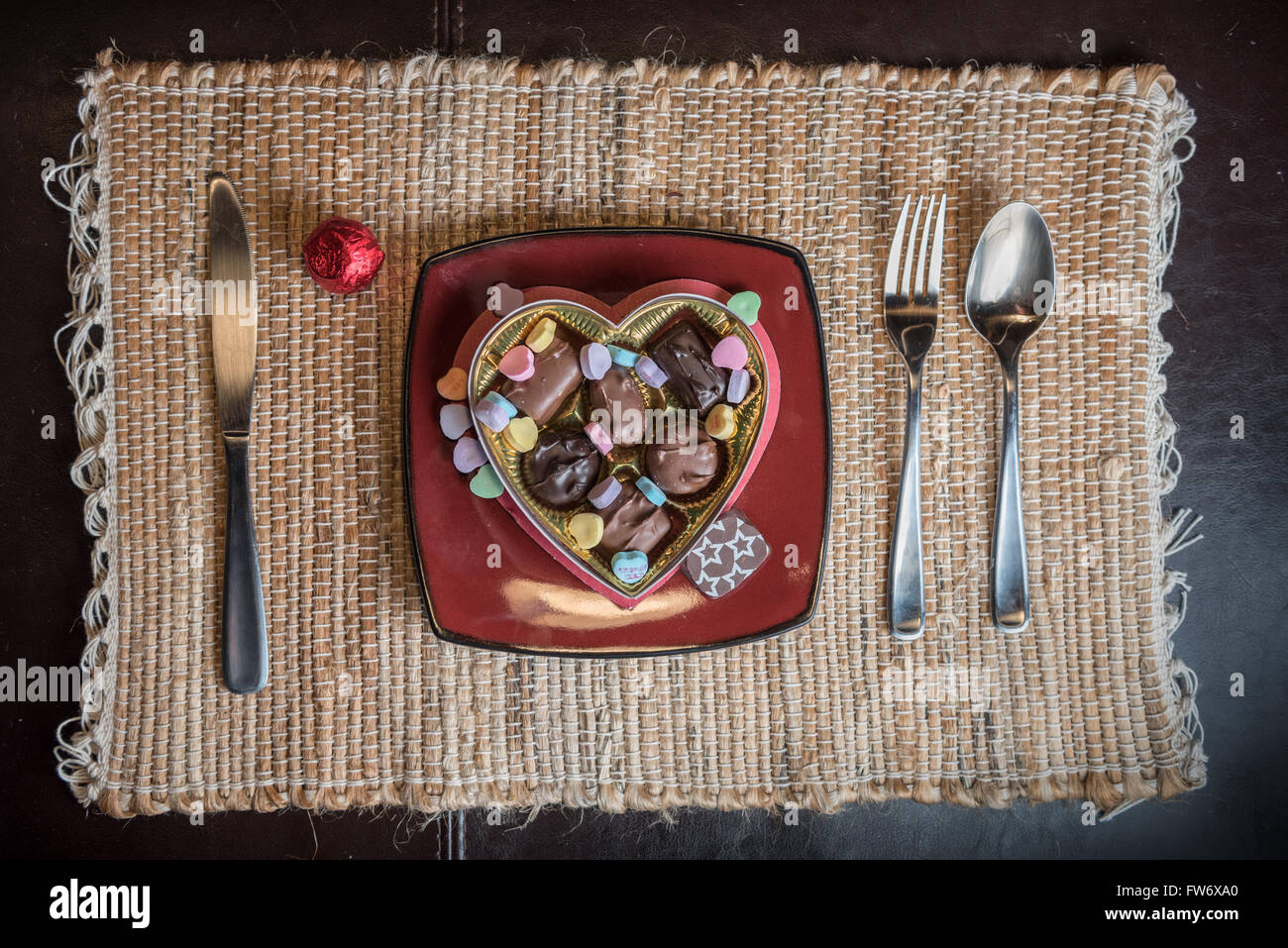 Il giorno di San Valentino i cioccolatini e caramelle su una piastra Foto Stock