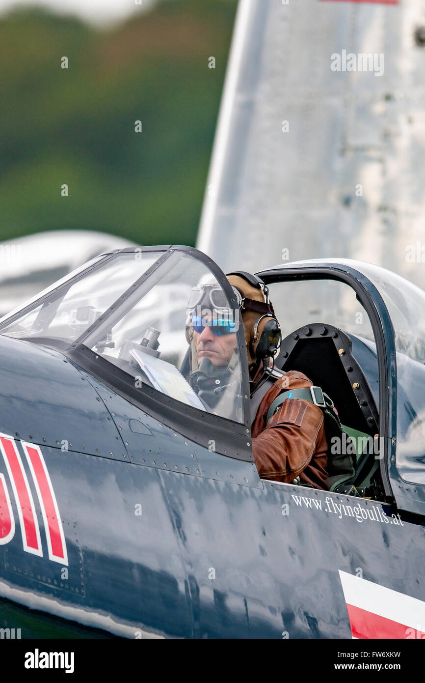 Eric pilota Goujon nel pozzetto di Chance Vought F4U-4 Corsair OE-EAS azionato dalla Red Bull di "Flying Tori" Foto Stock