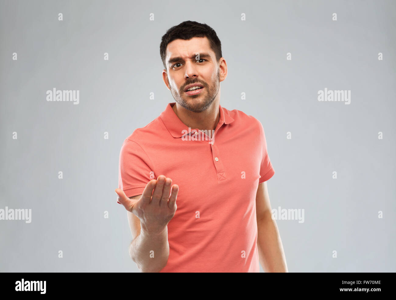 Sostenendo l'uomo rivela qualcosa su grigio Foto Stock