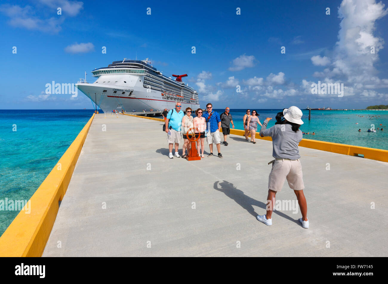 Fotografo scatta foto di turisti sulla linea di crociera del porto di Grand Turk e Isole Turks e Caicos, Bahamas Foto Stock