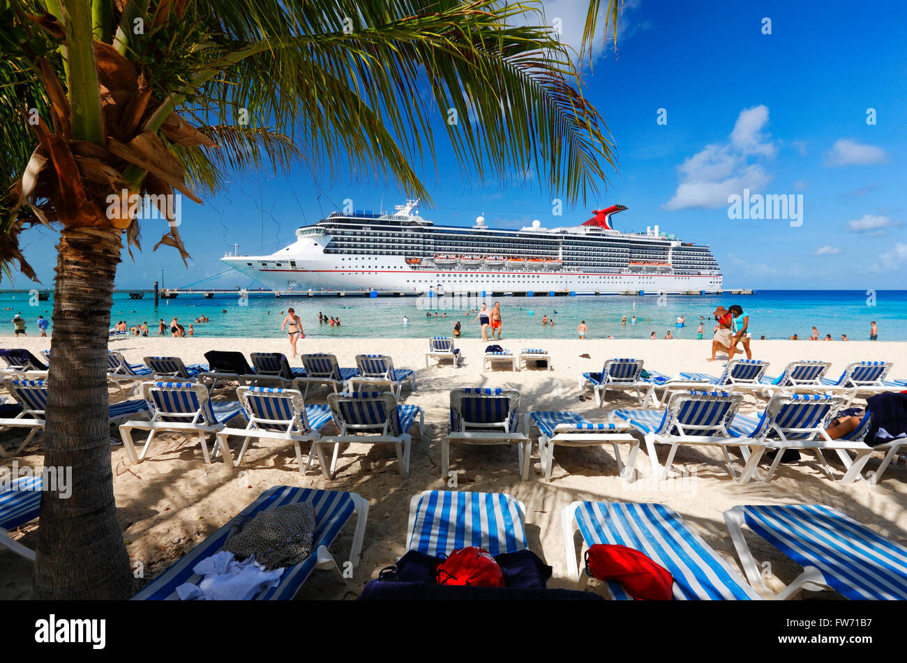 La spiaggia e la linea di crociera nave in Grand Turk, Isole Turks e Caicos Foto Stock