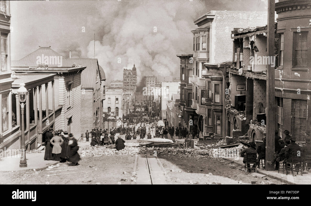 Le Rovine di San Francisco, California, Stati Uniti d'America, dopo il terremoto del 18 aprile 1906. La foto mostra Sacramento Street con persone che guardano un avvicinamento fire. Il fuoco ha causato più danni del terremoto. Dopo una fotografia originale dal fotografo Arnold Genthe, 1869-1942. Foto Stock
