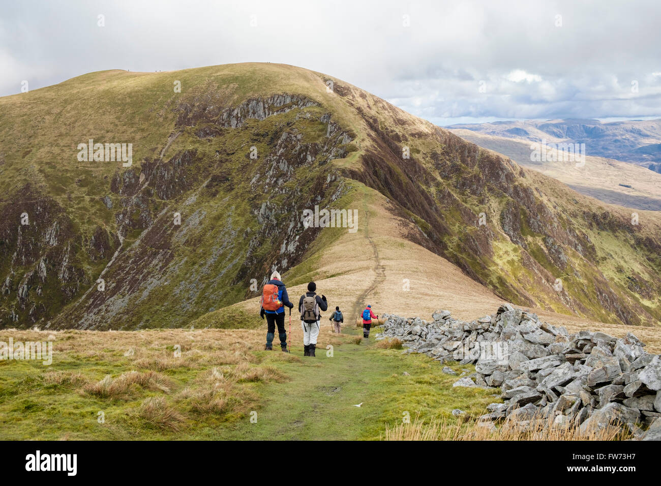 Gli escursionisti Mynydd discendente Tal-y-mignedd verso il col e Trum y Ddysgl sulla cresta Nantlle percorso nel Parco Nazionale di Snowdonia montagne (Eryri). Wales UK Foto Stock