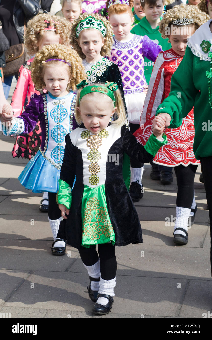 Le ragazze vestite in irlandese tradizionale abbigliamento per il giorno di San Patrizio parata in London Inghilterra England Foto Stock