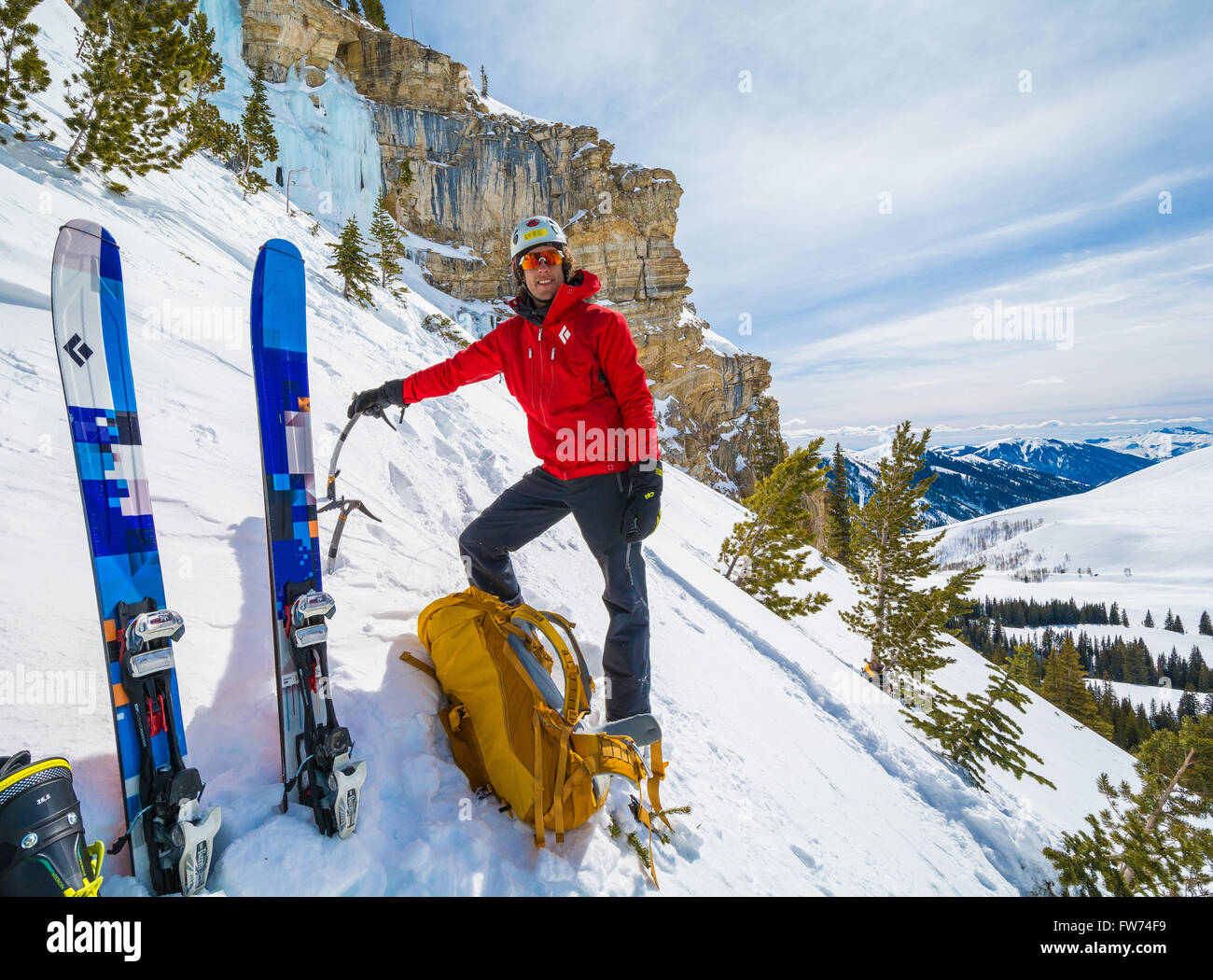 Scalatore preparare per arrampicate su ghiaccio sul picco di Cobb in Pioneer Mountain Range Foto Stock