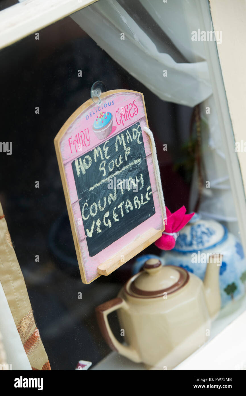 Negozio di tè, segno della finestra a Bibury, Cotswolds, Gloucestershire, Inghilterra Foto Stock
