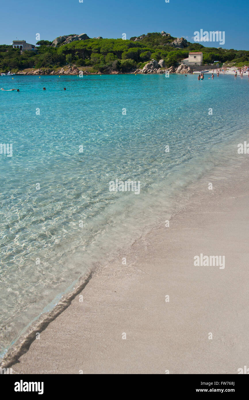 I meravigliosi colori del mare nella spiaggia di Santa Maria, un'isola dell'Arcipelago di La Maddalena in Sardegna, Italia Foto Stock