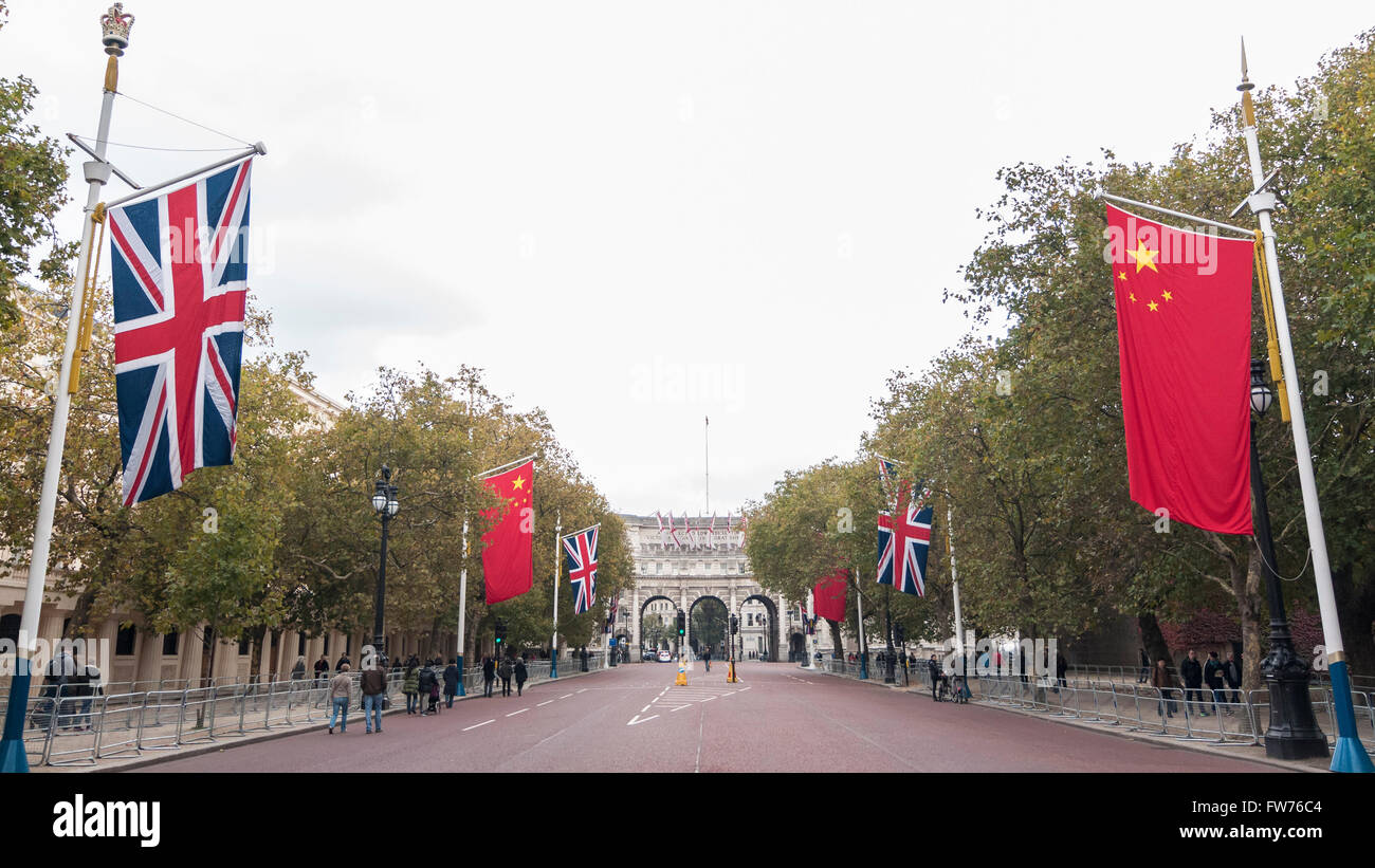 Londra, Regno Unito. Il 18 ottobre 2015. Il Mall è decorata con bandiere cinese accanto a Jack Unione davanti a questa settimana la visita di stato Foto Stock