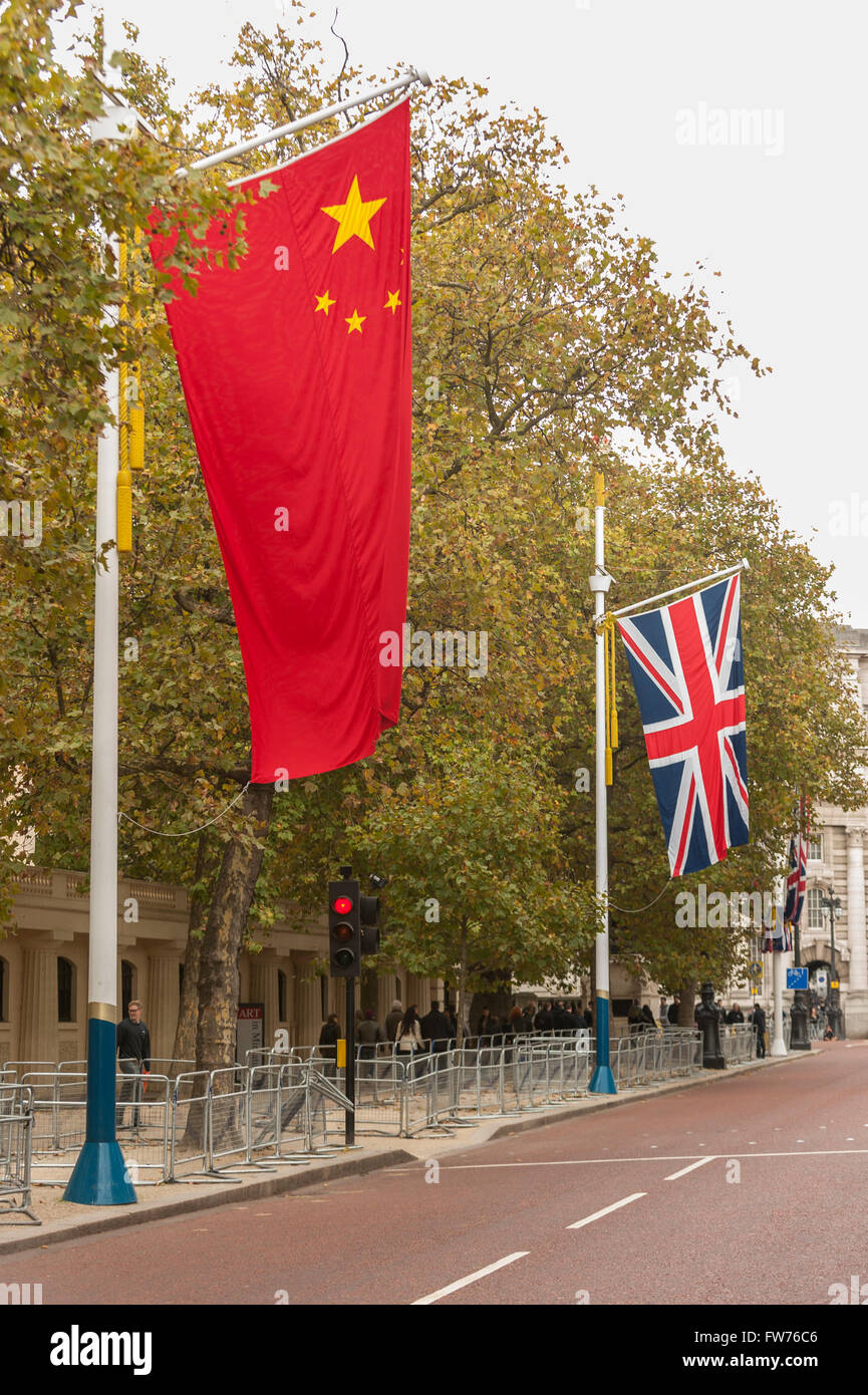 Londra, Regno Unito. Il 18 ottobre 2015. Il Mall è decorata con bandiere cinese accanto a Jack Unione davanti a questa settimana la visita di stato Foto Stock