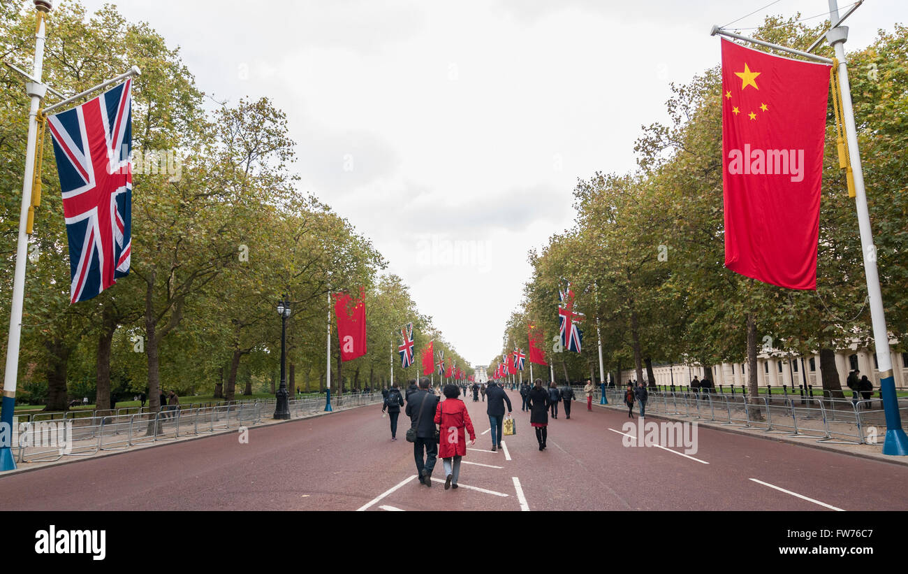 Londra, Regno Unito. Il 18 ottobre 2015. Il Mall è decorata con bandiere cinese accanto a Jack Unione davanti a questa settimana la visita di stato Foto Stock