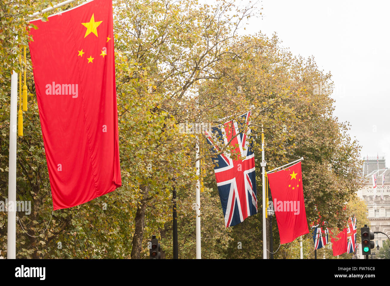 Londra, Regno Unito. Il 18 ottobre 2015. Il Mall è decorata con bandiere cinese accanto a Jack Unione davanti a questa settimana la visita di stato Foto Stock