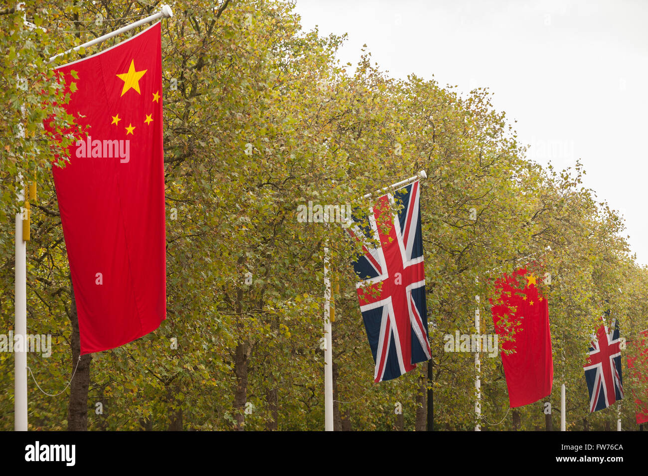 Londra, Regno Unito. Il 18 ottobre 2015. Il Mall è decorata con bandiere cinese accanto a Jack Unione davanti a questa settimana la visita di stato Foto Stock