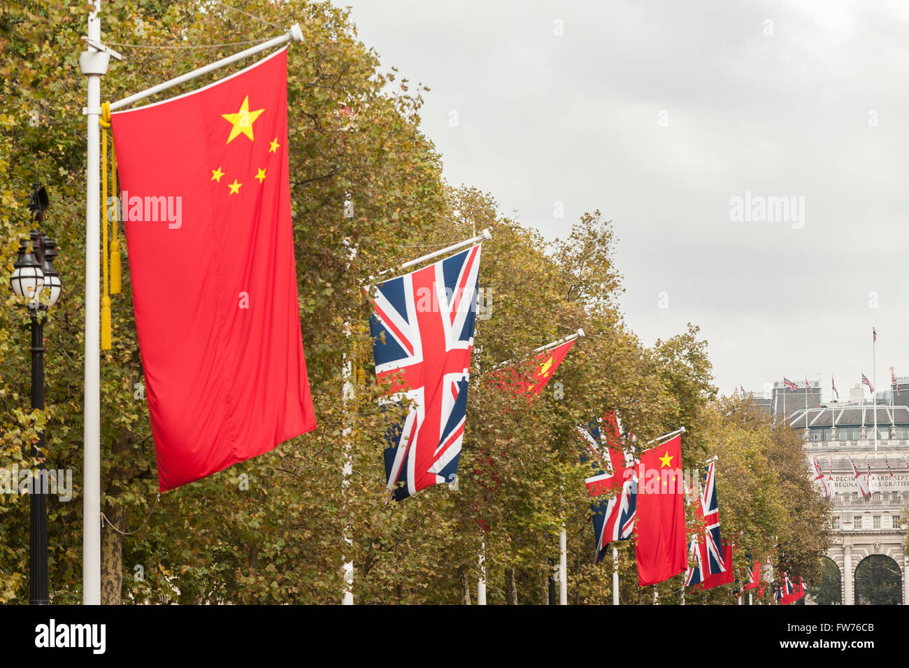 Londra, Regno Unito. Il 18 ottobre 2015. Il Mall è decorata con bandiere cinese accanto a Jack Unione davanti a questa settimana la visita di stato Foto Stock