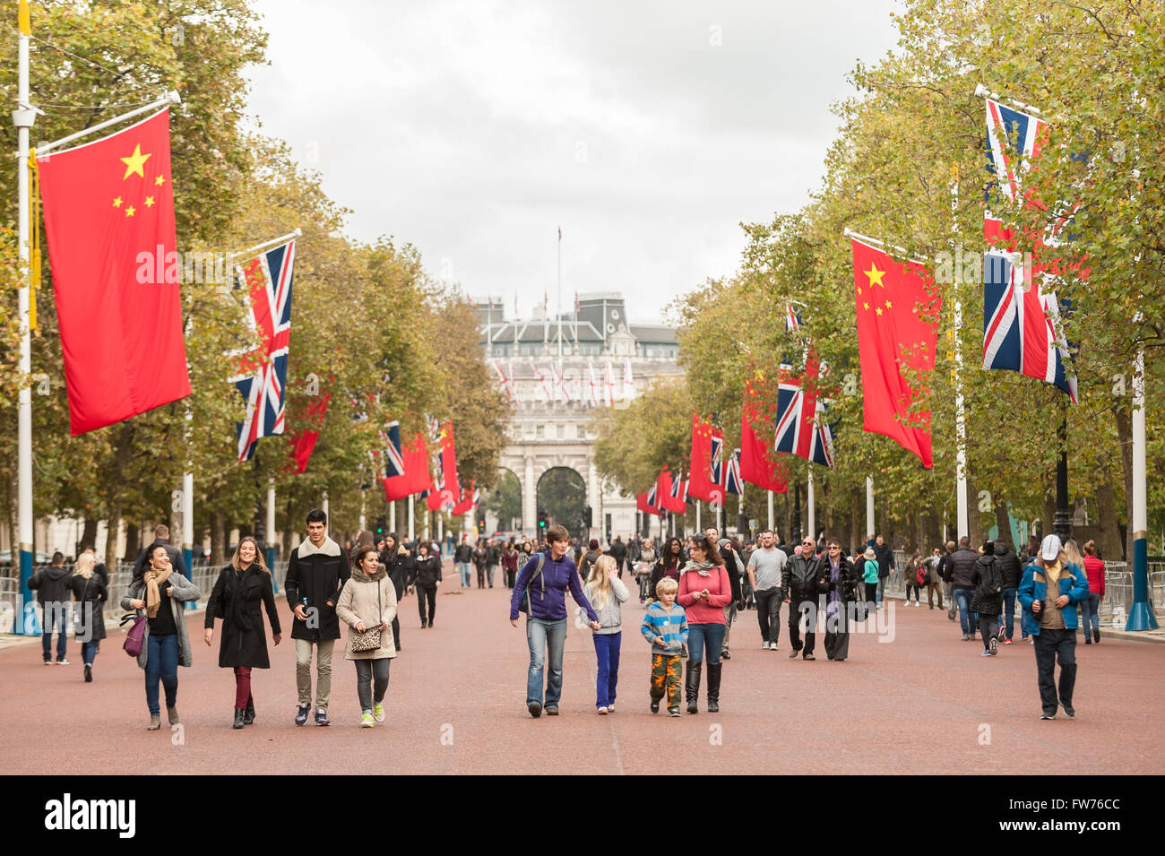 Londra, Regno Unito. Il 18 ottobre 2015. Il Mall è decorata con bandiere cinese accanto a Jack Unione davanti a questa settimana la visita di stato Foto Stock