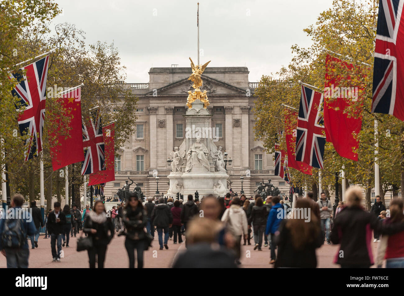 Londra, Regno Unito. Il 18 ottobre 2015. Il Mall è decorata con bandiere cinese accanto a Jack Unione davanti a questa settimana la visita di stato Foto Stock