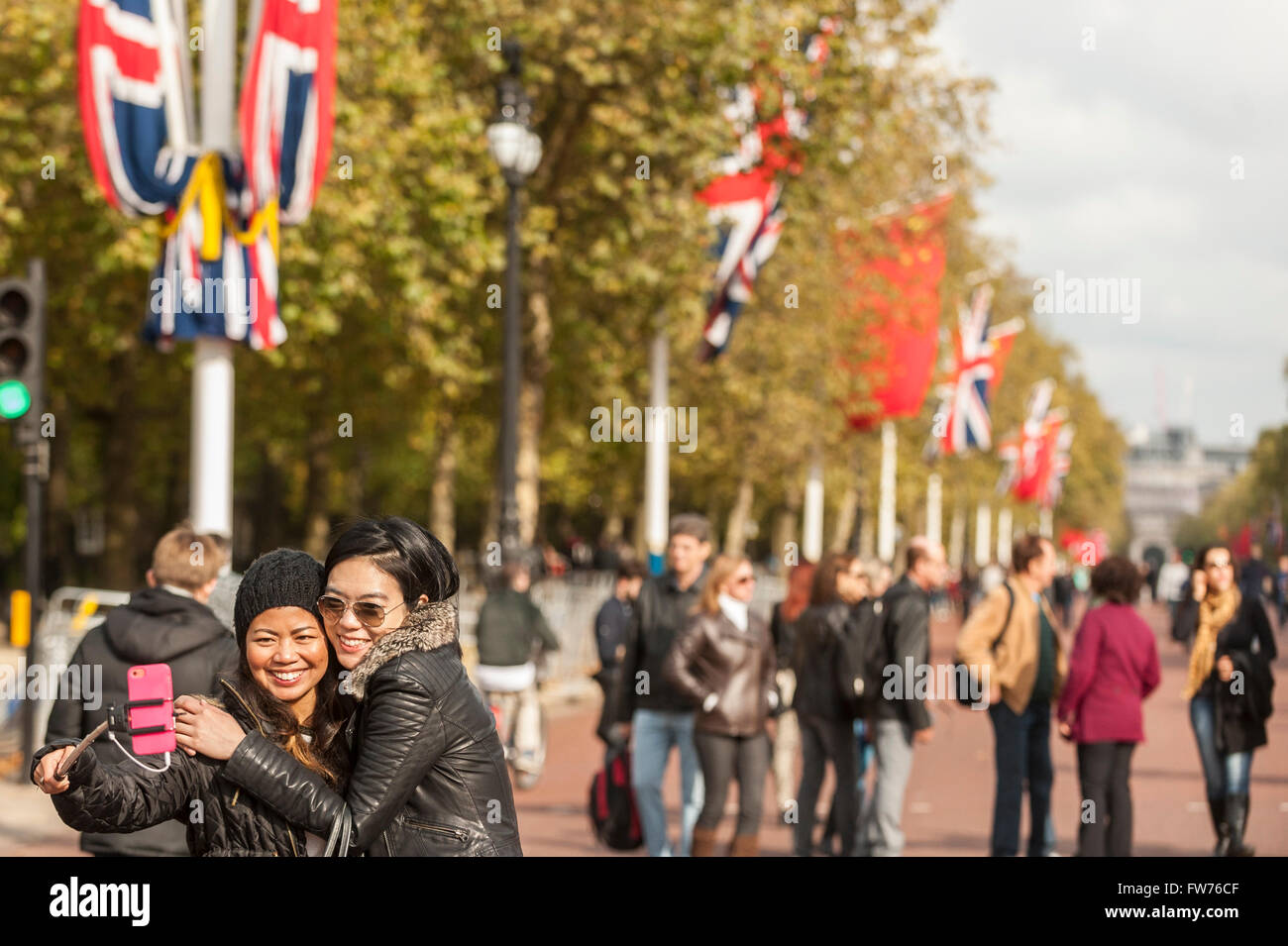 Londra, Regno Unito. Il 18 ottobre 2015. Il Mall è decorata con bandiere cinese accanto a Jack Unione davanti a questa settimana la visita di stato Foto Stock