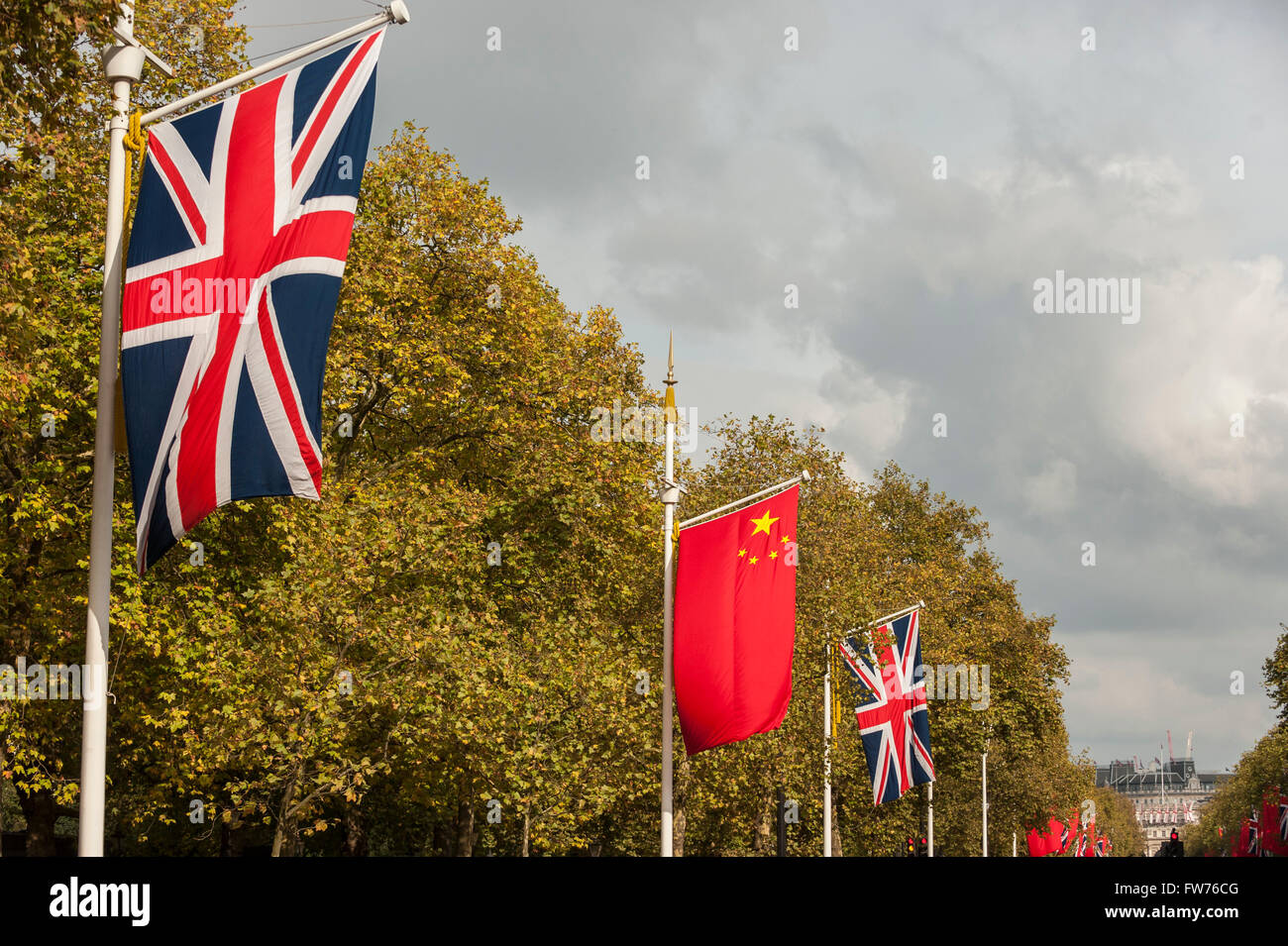 Londra, Regno Unito. Il 18 ottobre 2015. Il Mall è decorata con bandiere cinese accanto a Jack Unione davanti a questa settimana la visita di stato Foto Stock