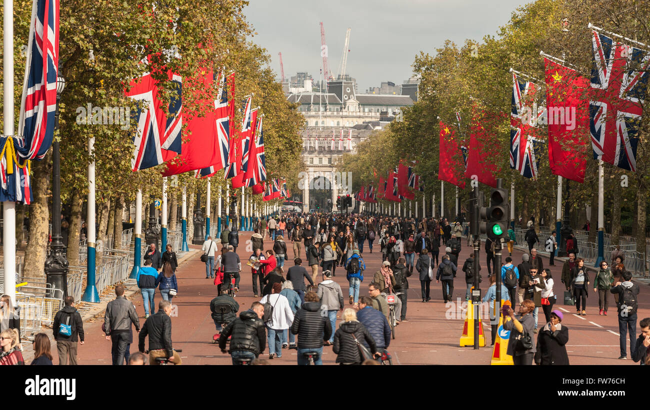 Londra, Regno Unito. Il 18 ottobre 2015. Il Mall è decorata con bandiere cinese accanto a Jack Unione davanti a questa settimana la visita di stato Foto Stock