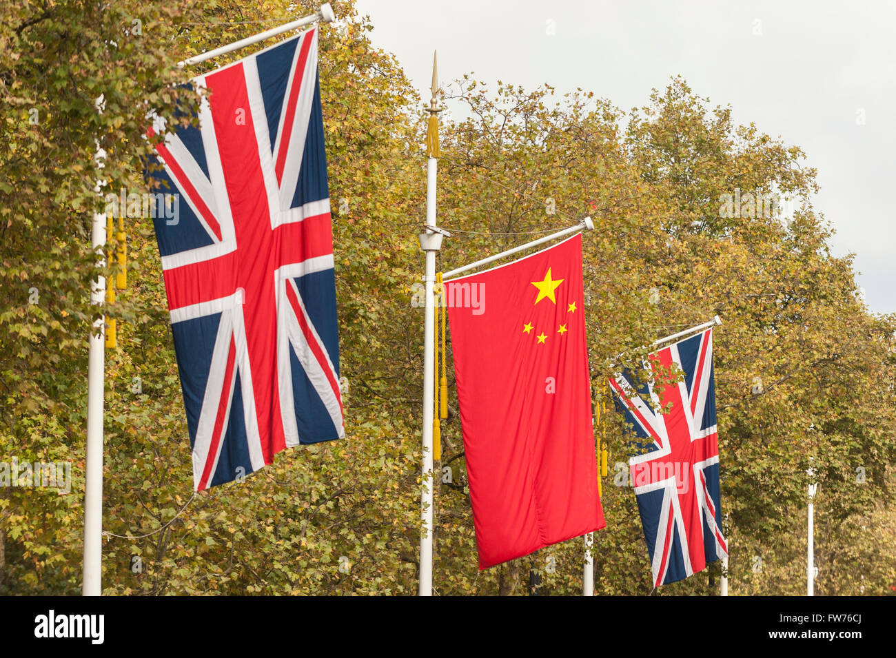 Londra, Regno Unito. Il 18 ottobre 2015. Il Mall è decorata con bandiere cinese accanto a Jack Unione davanti a questa settimana la visita di stato Foto Stock