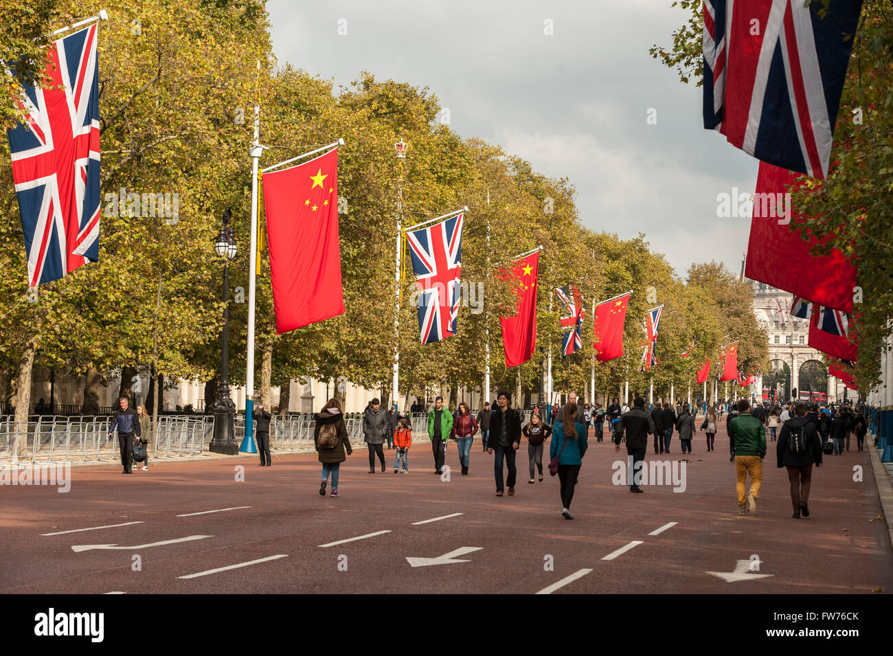 Londra, Regno Unito. Il 18 ottobre 2015. Il Mall è decorata con bandiere cinese accanto a Jack Unione davanti a questa settimana la visita di stato Foto Stock