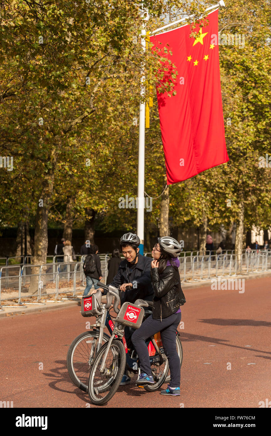 Londra, Regno Unito. Il 18 ottobre 2015. Il Mall è decorata con bandiere cinese accanto a Jack Unione davanti a questa settimana la visita di stato Foto Stock