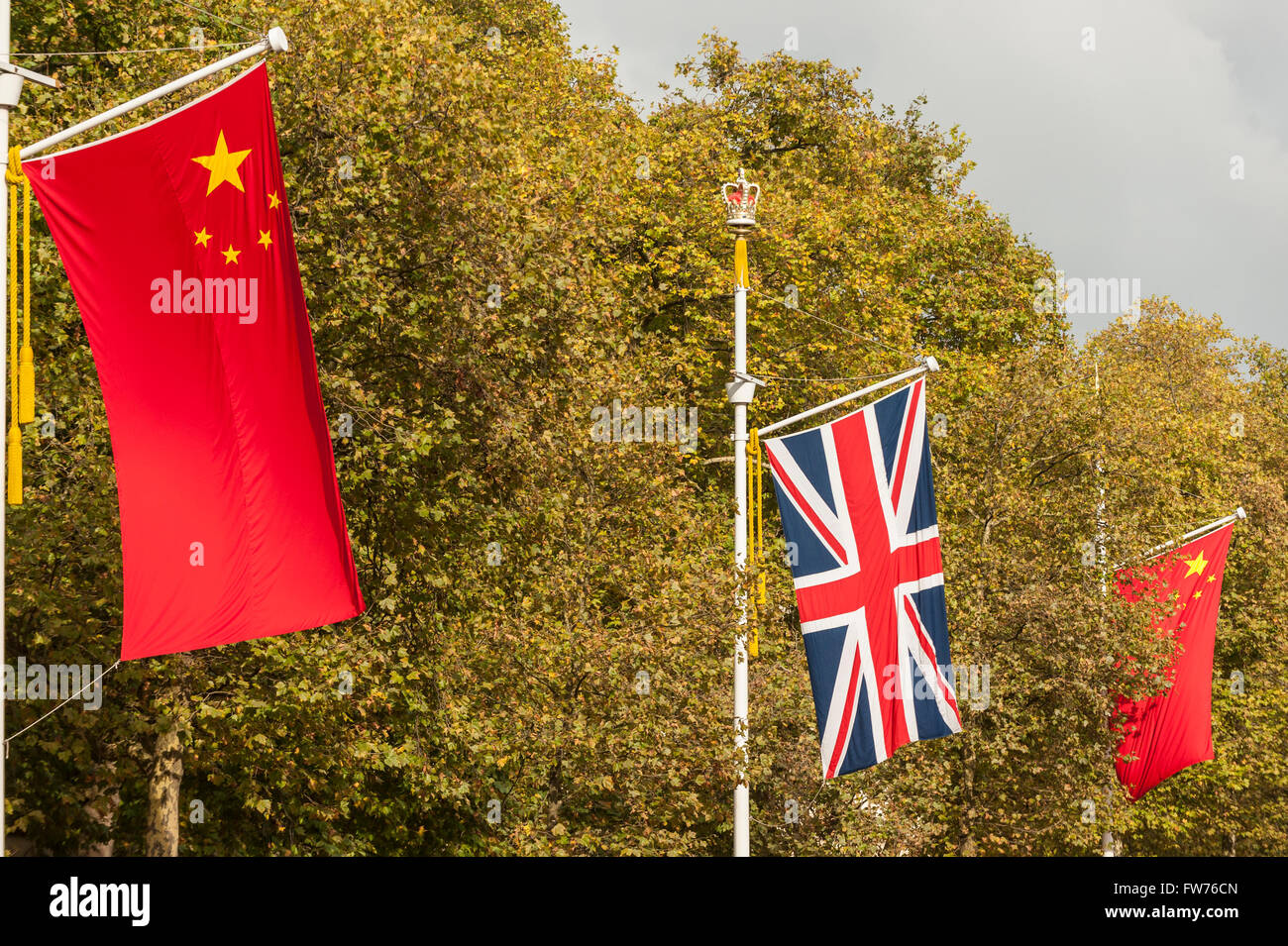 Londra, Regno Unito. Il 18 ottobre 2015. Il Mall è decorata con bandiere cinese accanto a Jack Unione davanti a questa settimana la visita di stato Foto Stock
