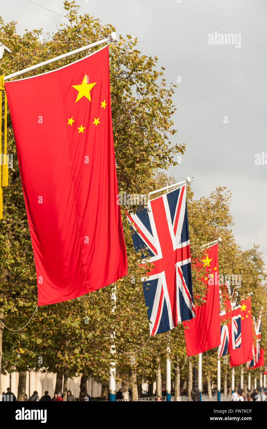 Londra, Regno Unito. Il 18 ottobre 2015. Il Mall è decorata con bandiere cinese accanto a Jack Unione davanti a questa settimana la visita di stato Foto Stock
