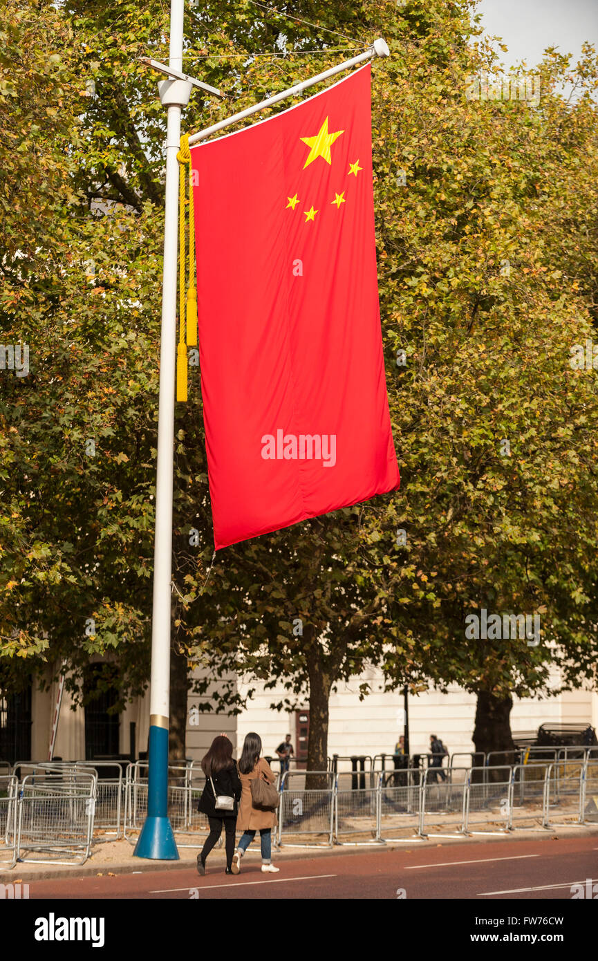 Londra, Regno Unito. Il 18 ottobre 2015. Il Mall è decorata con bandiere cinese accanto a Jack Unione davanti a questa settimana la visita di stato Foto Stock