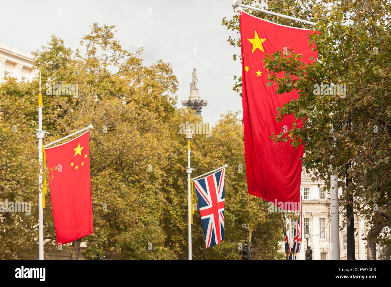 Londra, Regno Unito. Il 18 ottobre 2015. Il Mall è decorata con bandiere cinese accanto a Jack Unione davanti a questa settimana la visita di stato Foto Stock