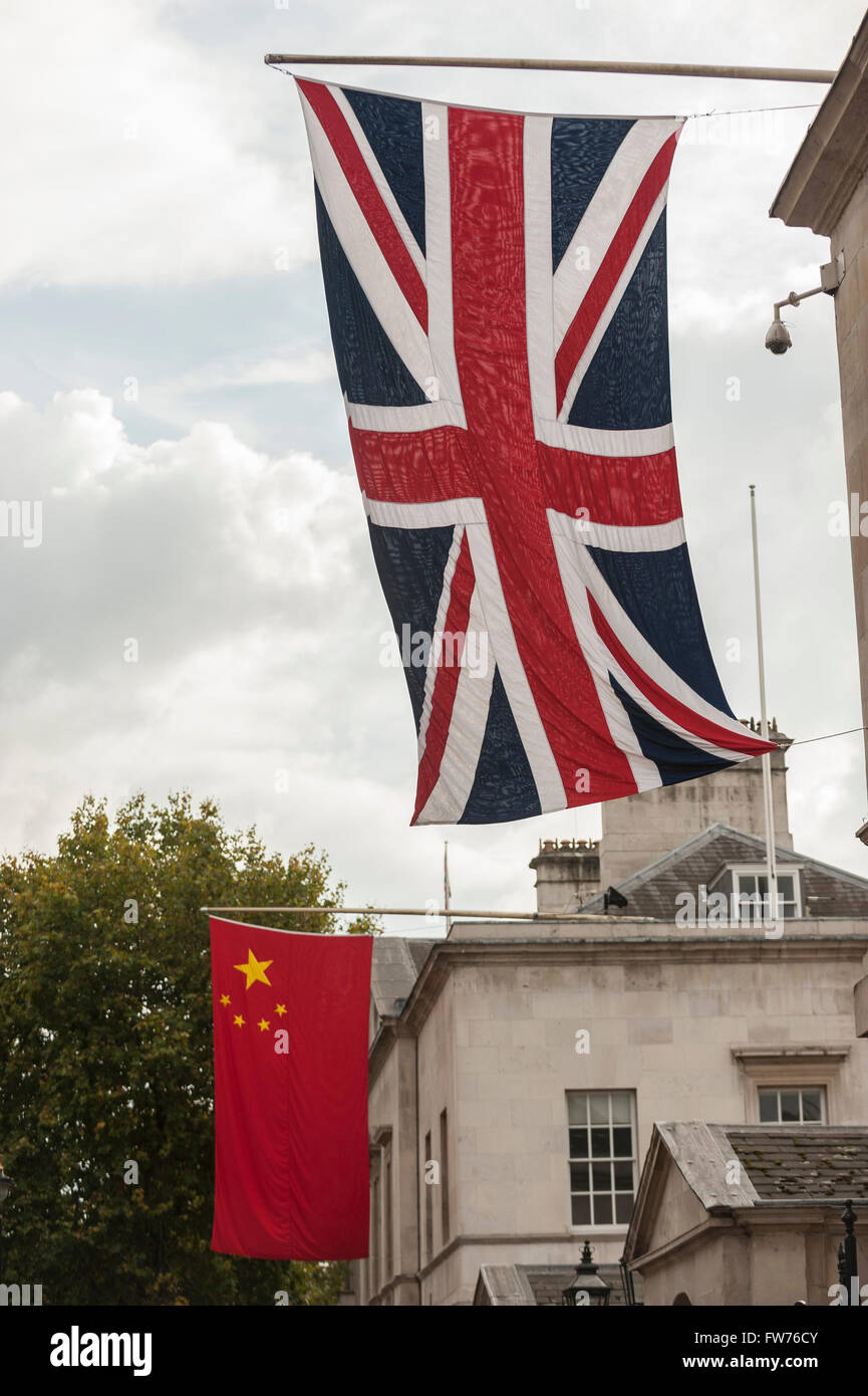 Londra, Regno Unito. Il 18 ottobre 2015. Il Mall è decorata con bandiere cinese accanto a Jack Unione davanti a questa settimana la visita di stato Foto Stock