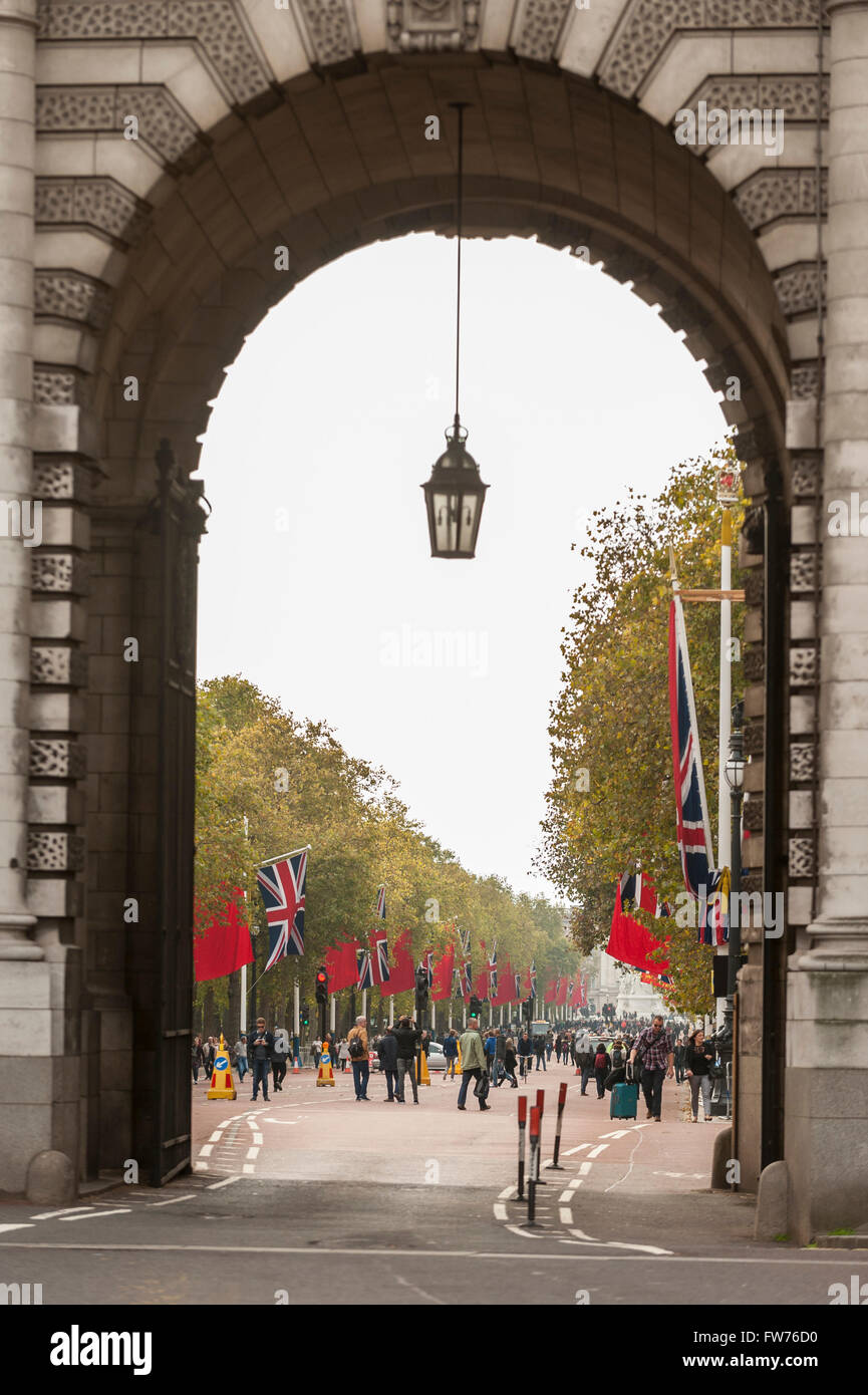 Londra, Regno Unito. Il 18 ottobre 2015. Il Mall è decorata con bandiere cinese accanto a Jack Unione davanti a questa settimana la visita di stato Foto Stock